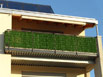 Vertical green applicato sulla ringhiera di un balcone